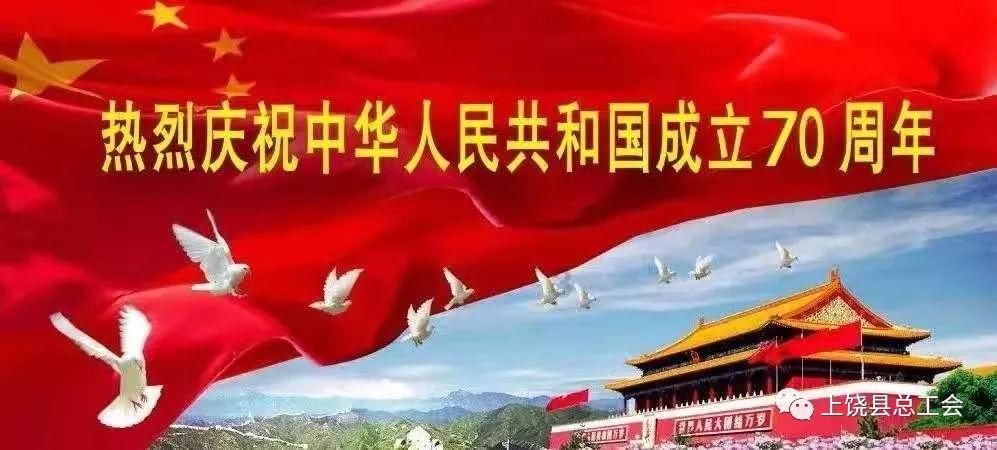 南京秦淮灯彩传承人手持龙灯亮相老门东